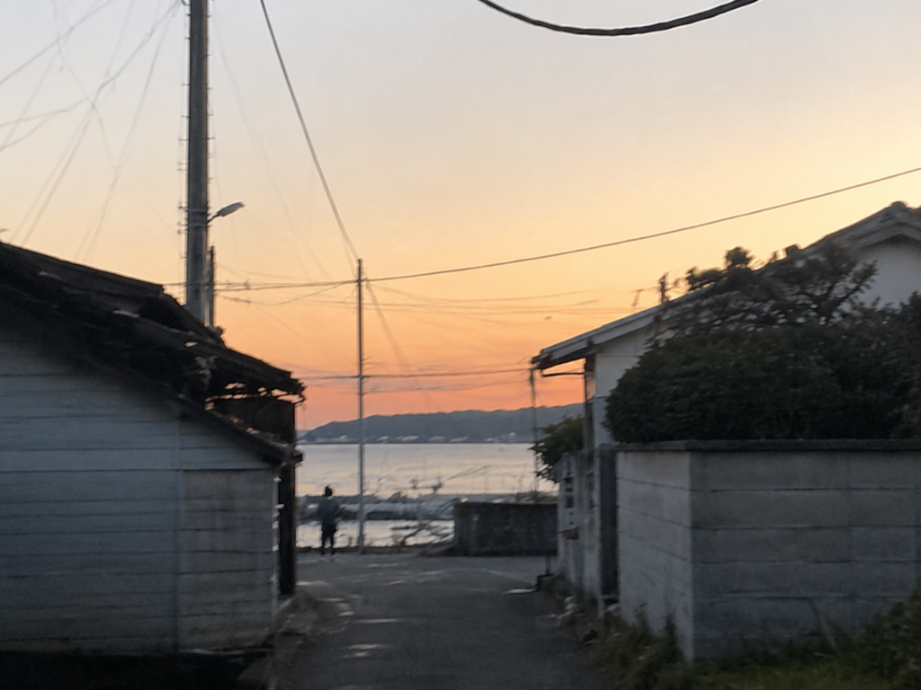 夕方の海辺の街