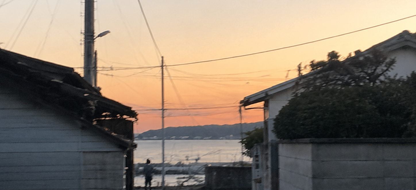 夕方の海辺の街
