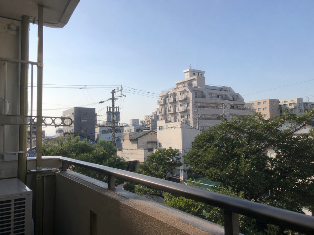 昼のベランダから見える住宅