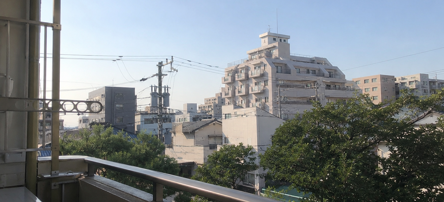 昼のベランダから見える住宅