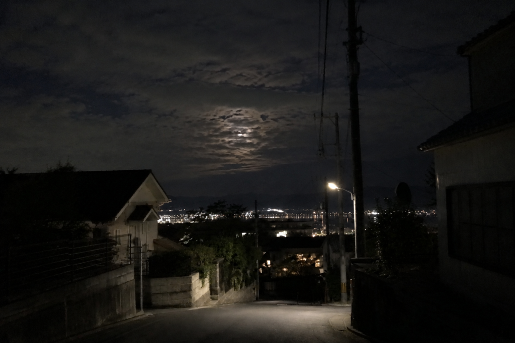 夜の街灯と下り坂