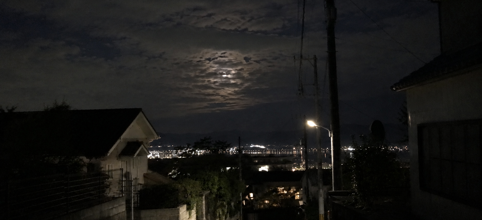 夜の街灯と下り坂