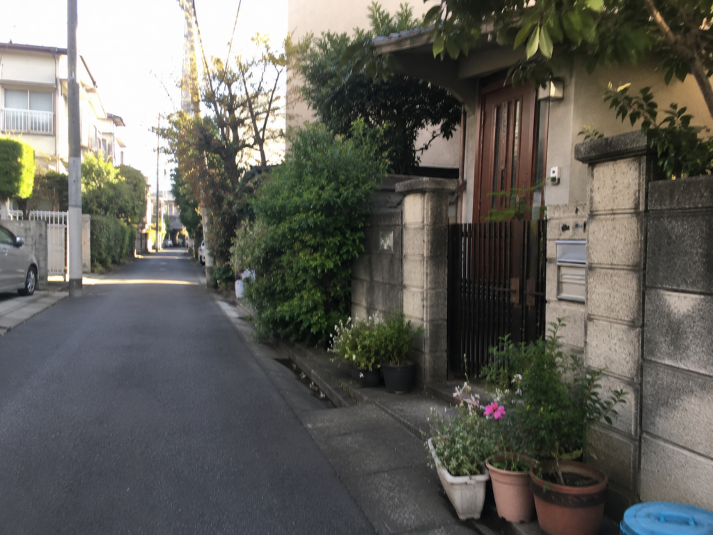 昼下がりの静かな住宅街