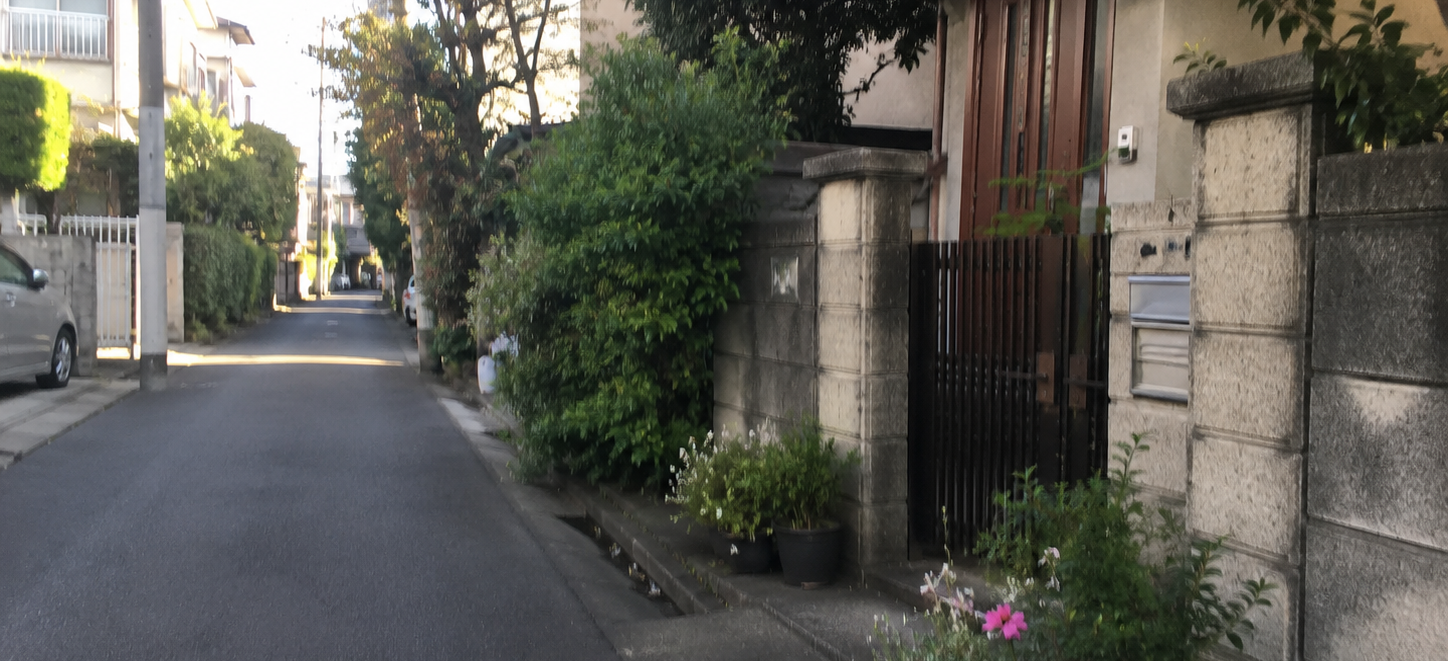 昼下がりの静かな住宅街