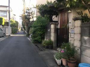 昼下がりの静かな住宅街