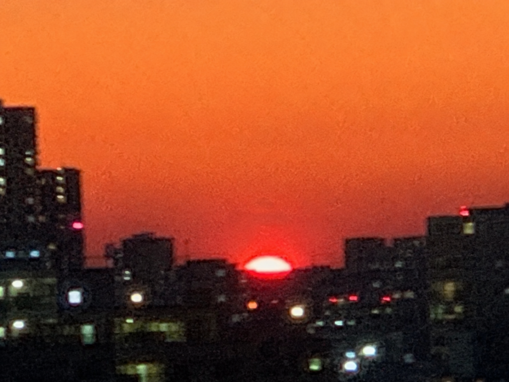 ビル群に沈む夕焼け