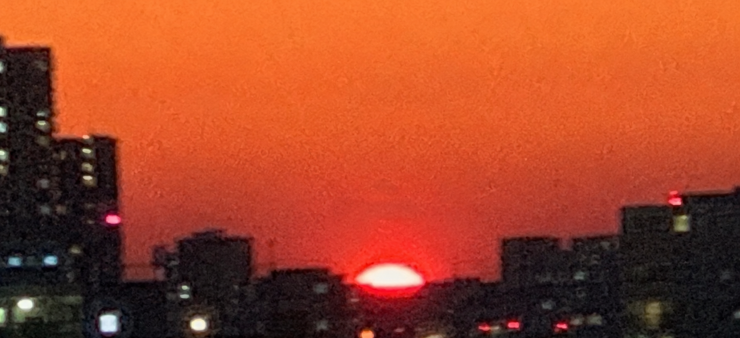 ビル群に沈む夕焼け