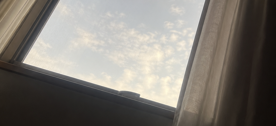 高い窓から青い空