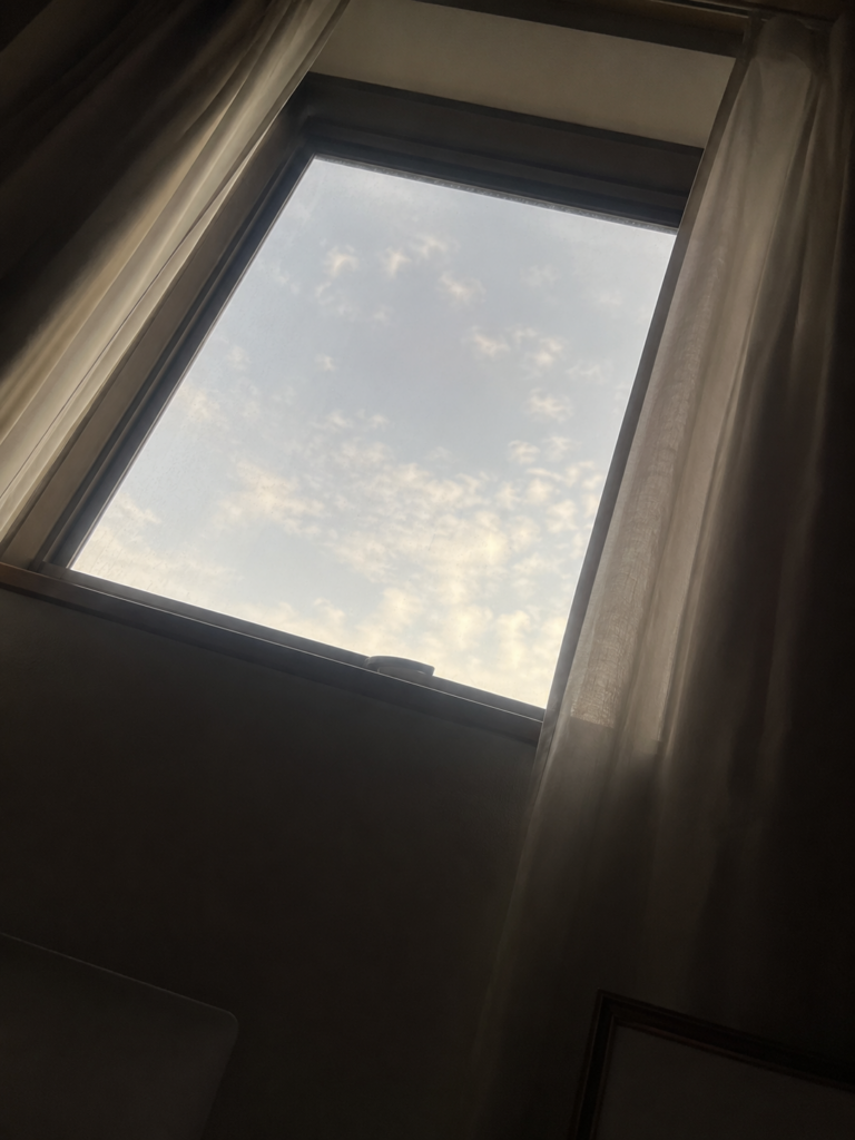 高い窓から青い空