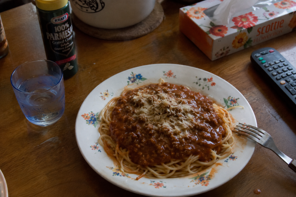 食卓のミートソーススパゲティ