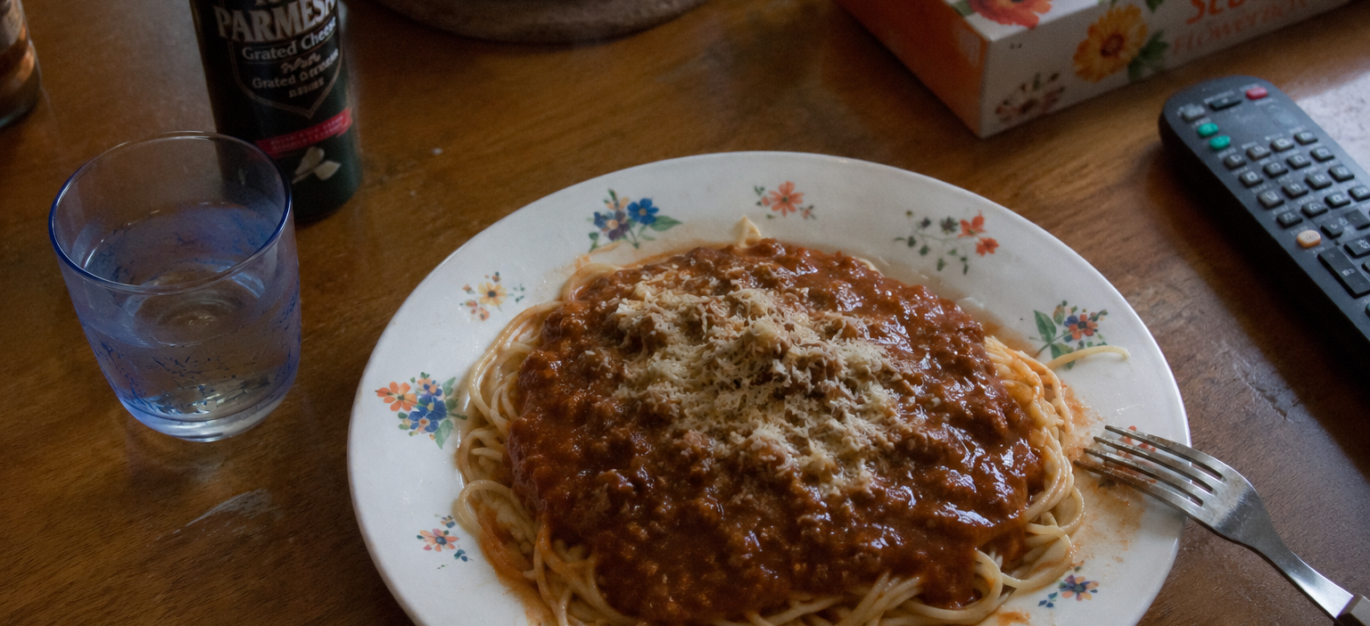 食卓のミートソーススパゲティ