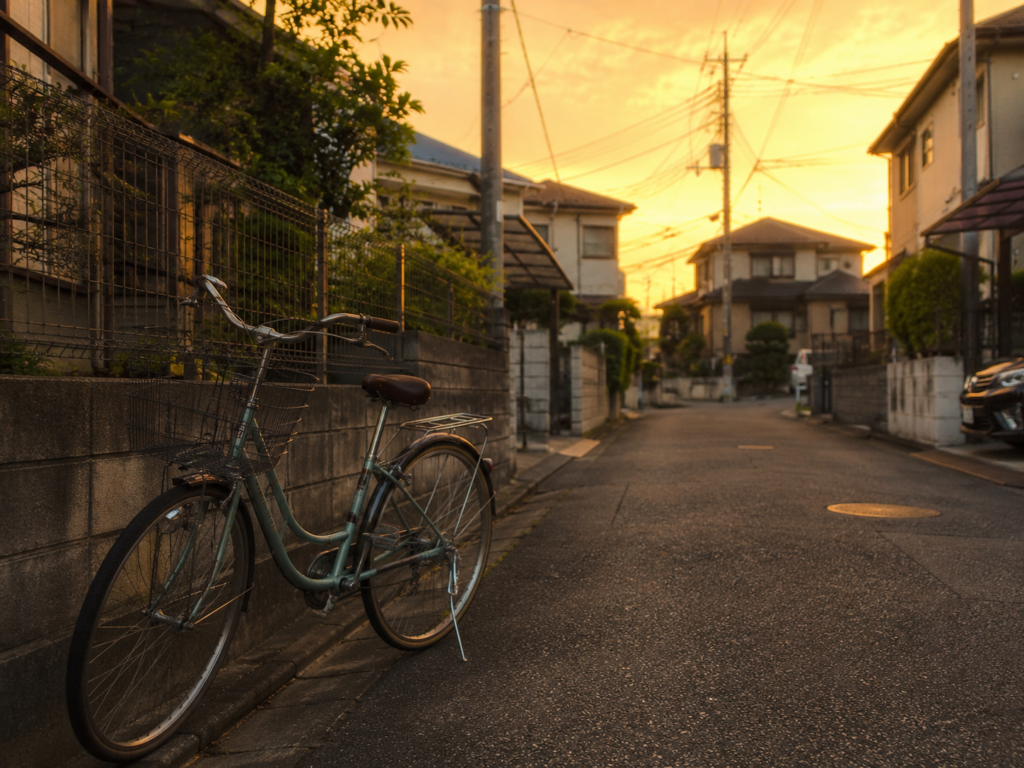 真黄色の夕焼けと自転車
