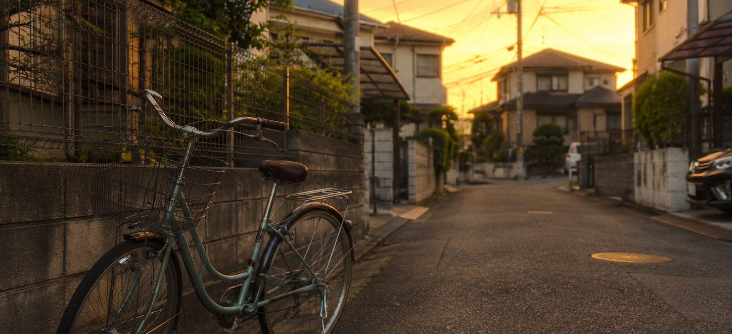 真黄色の夕焼けと自転車