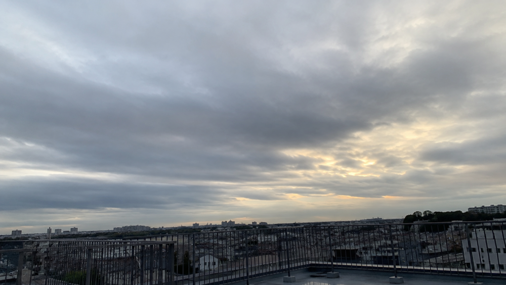 屋上から見る空