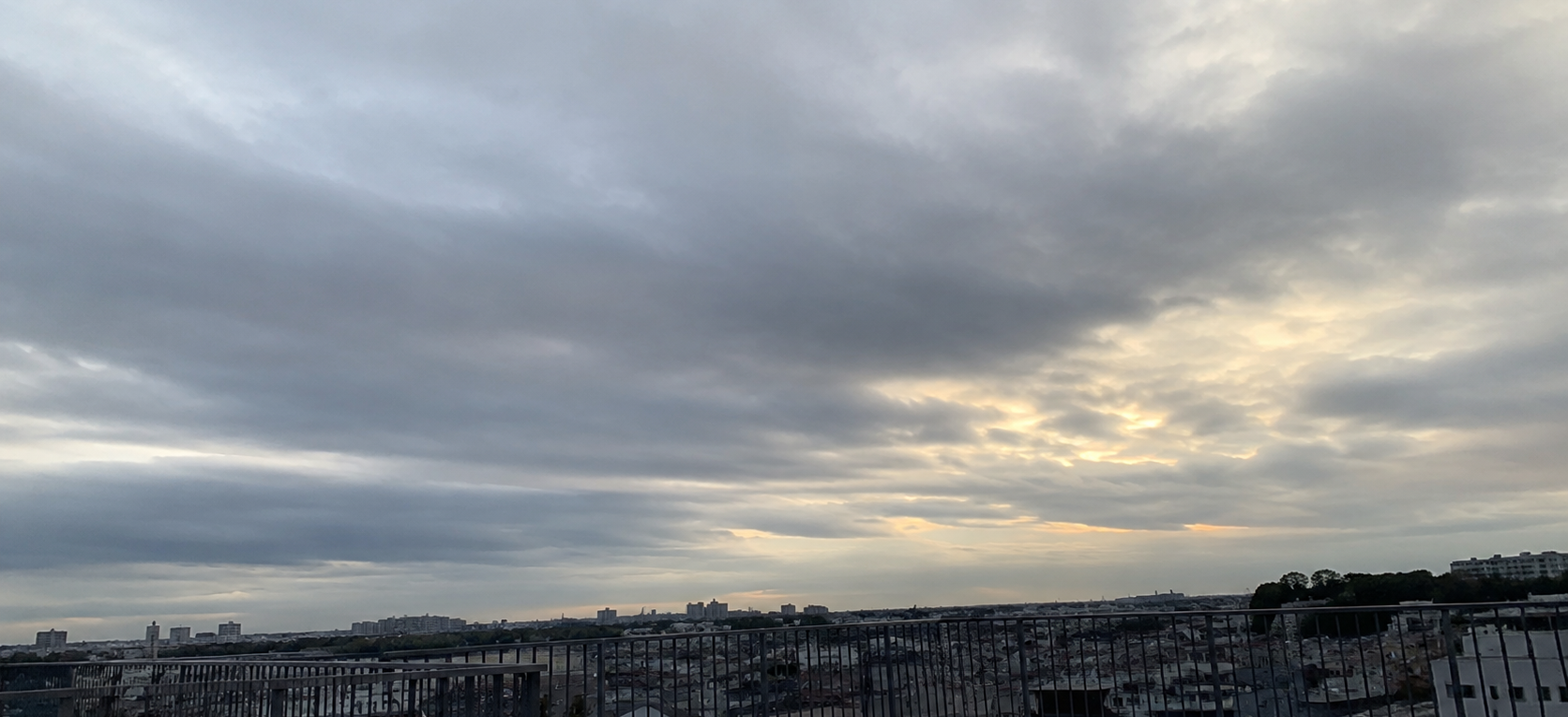屋上から見る空