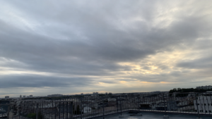 屋上から見る空