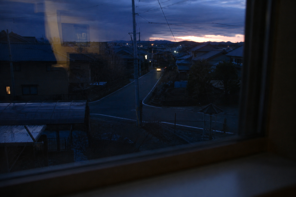 窓から見える夜更けの街
