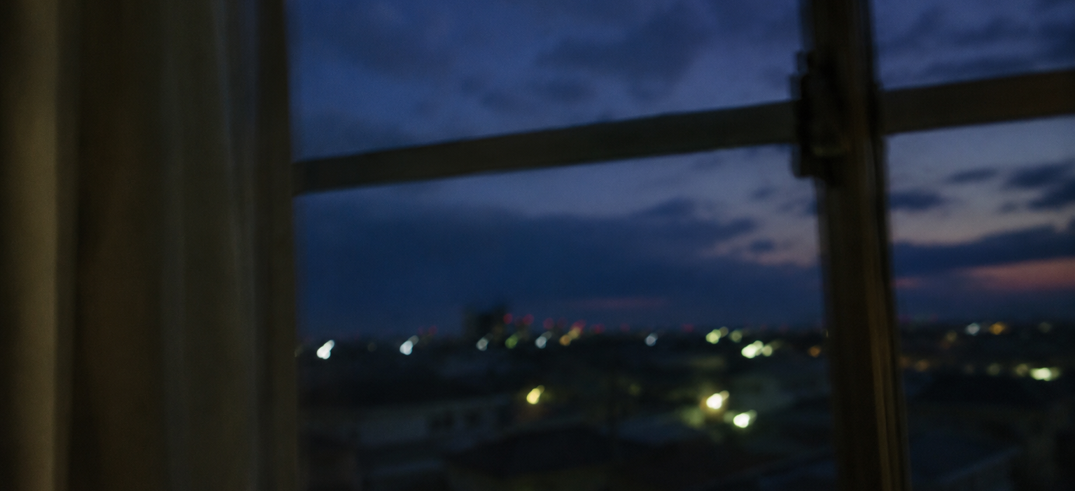 夏の夜のタイムスリップ 朝焼け前の窓際