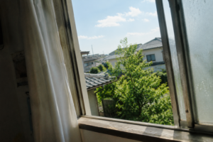 夏の空が見える窓