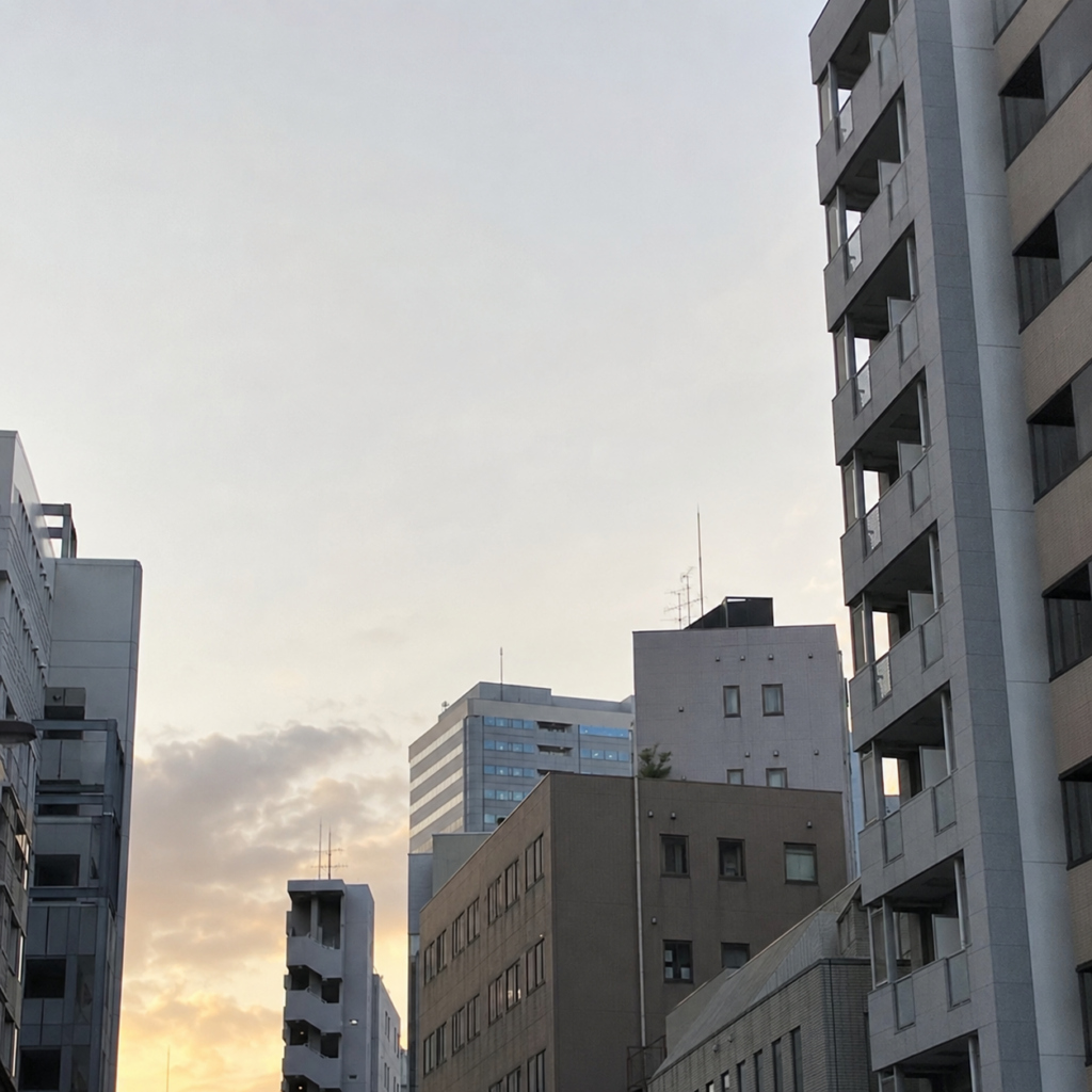 街中ののビルと空