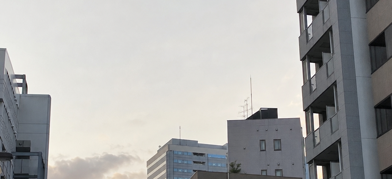 平穏を壊す気はない 街中ののビルと空