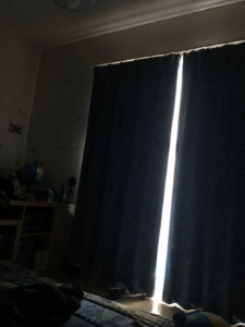 暗い子供部屋にカーテンから光が漏れる