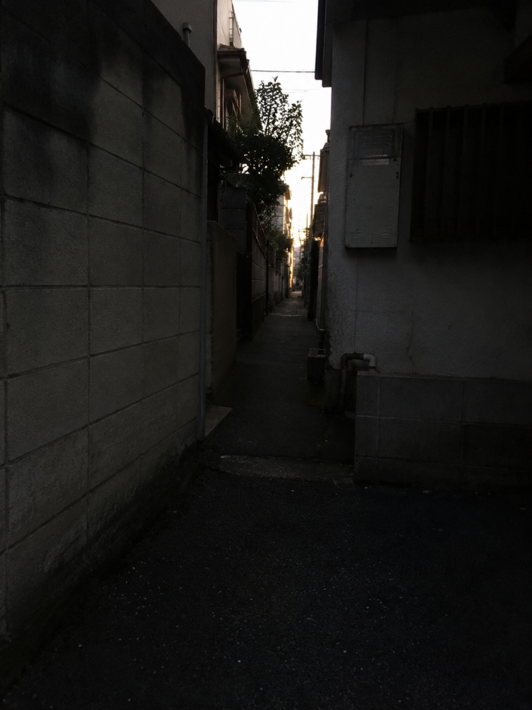 薄暗い細い路地裏