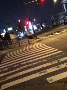 夜の国道、信号
