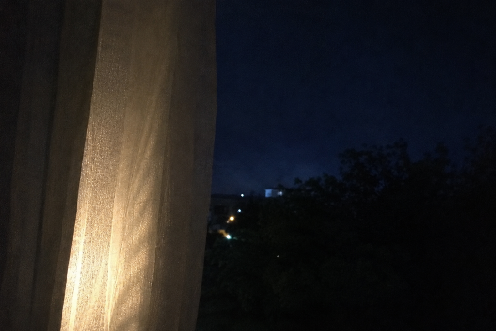 夜の窓辺