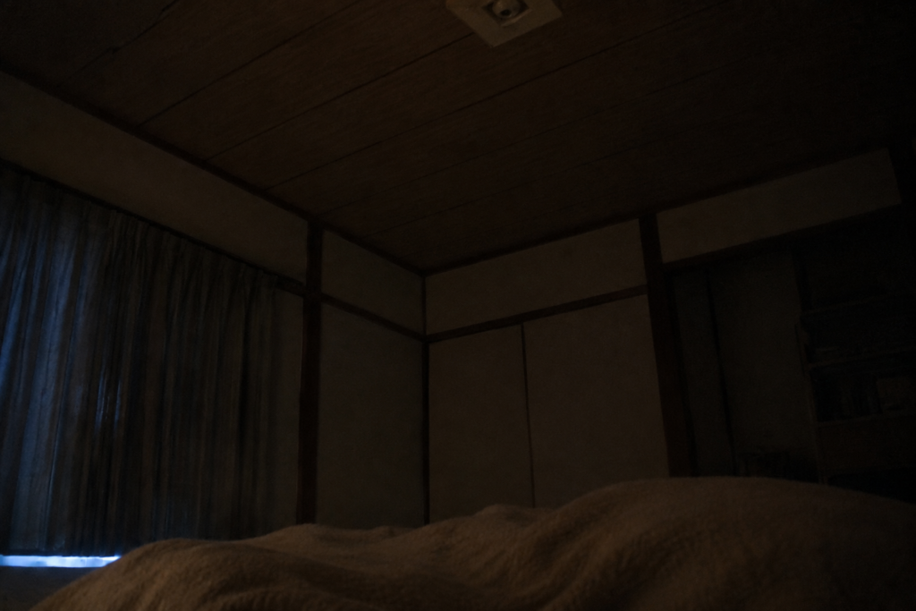 暗い部屋で天井を見つめる