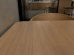 飲食店の席の景色