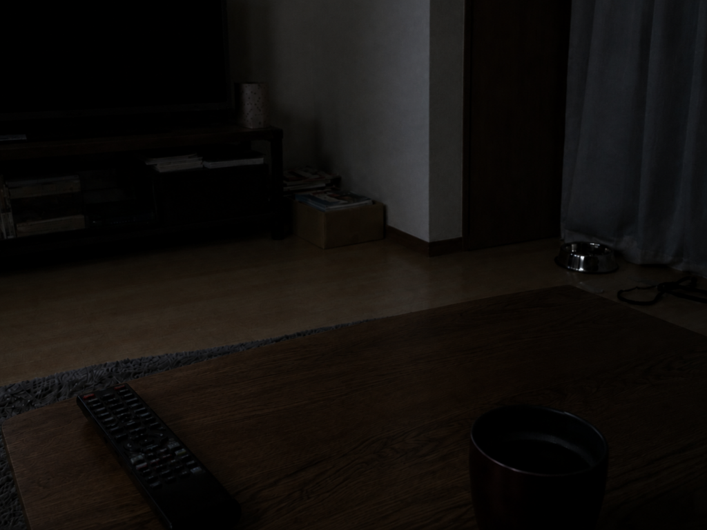 暗いリビングの机