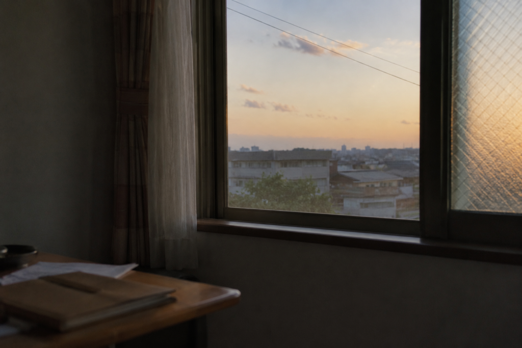 夕方を眺める窓際