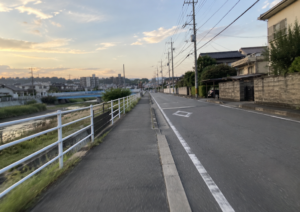 夕暮れの日本郊外道路