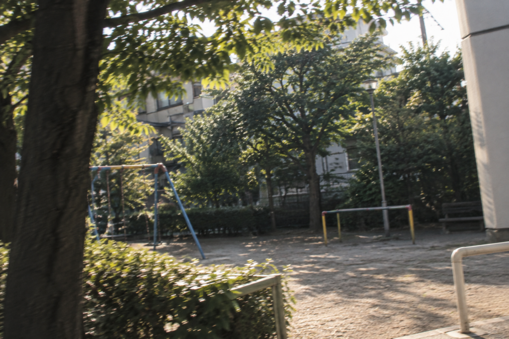 木漏れ日揺れる静かな公園