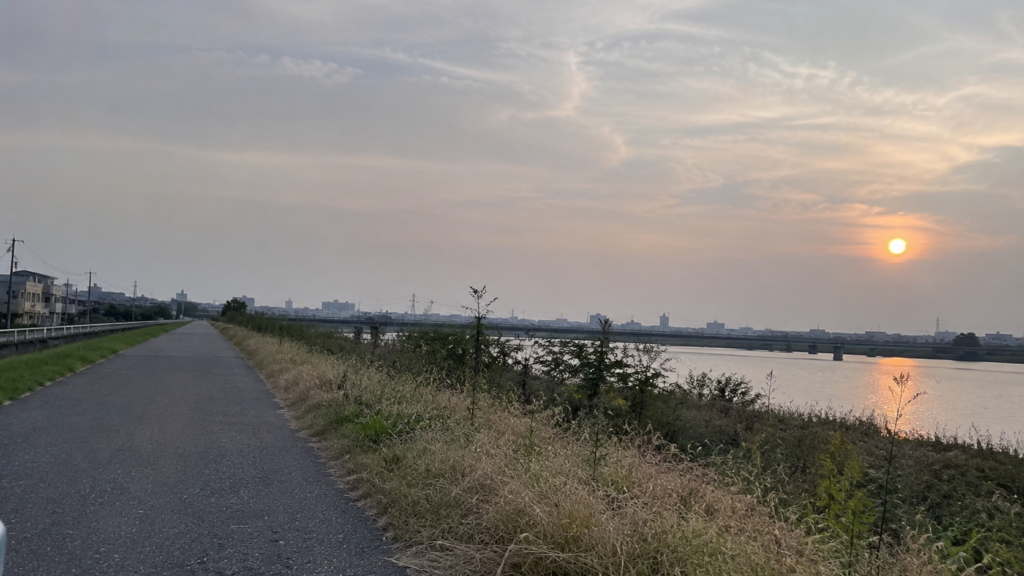 夕映えの川辺と伸びる道