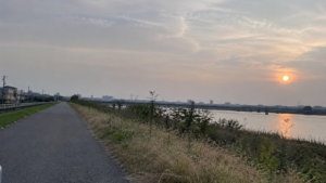 夕映えの川辺と伸びる道