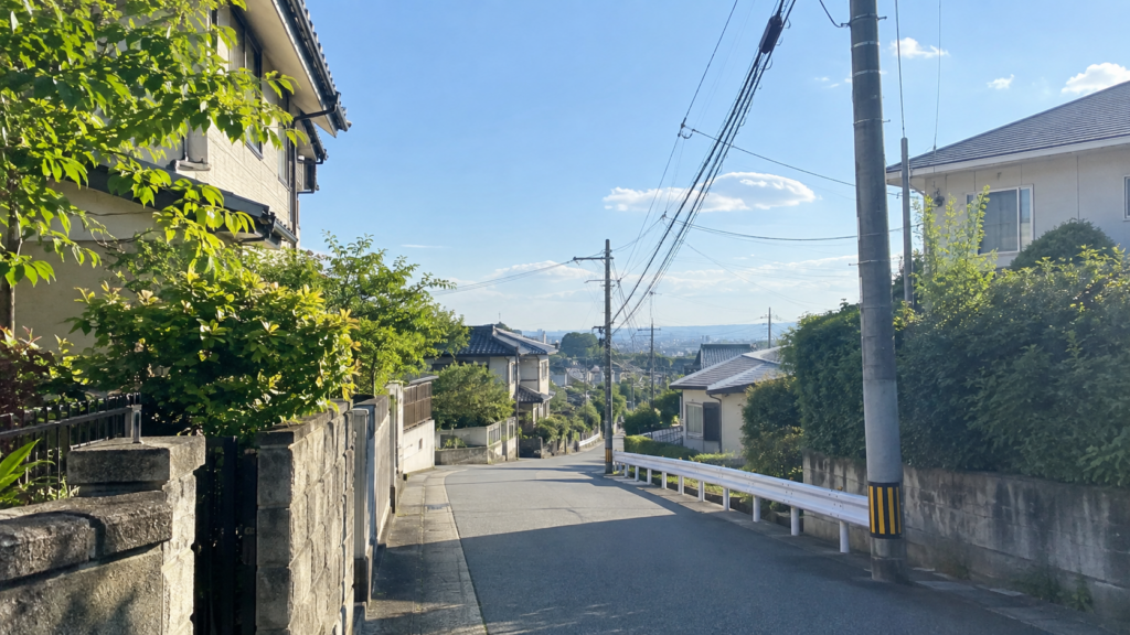 晴れた昼の住宅街