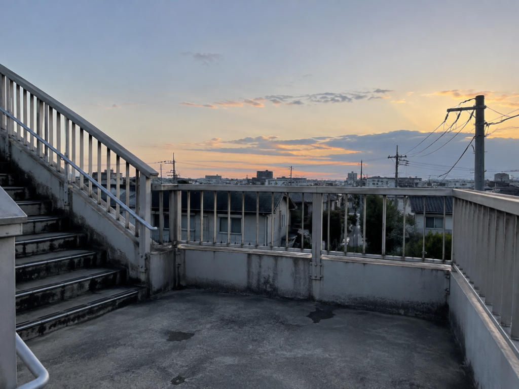 夕暮れの歩道橋と街並み